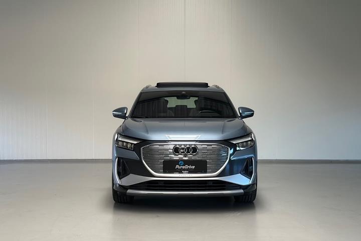 Blå Audi Q4 e-tron fra 2024
