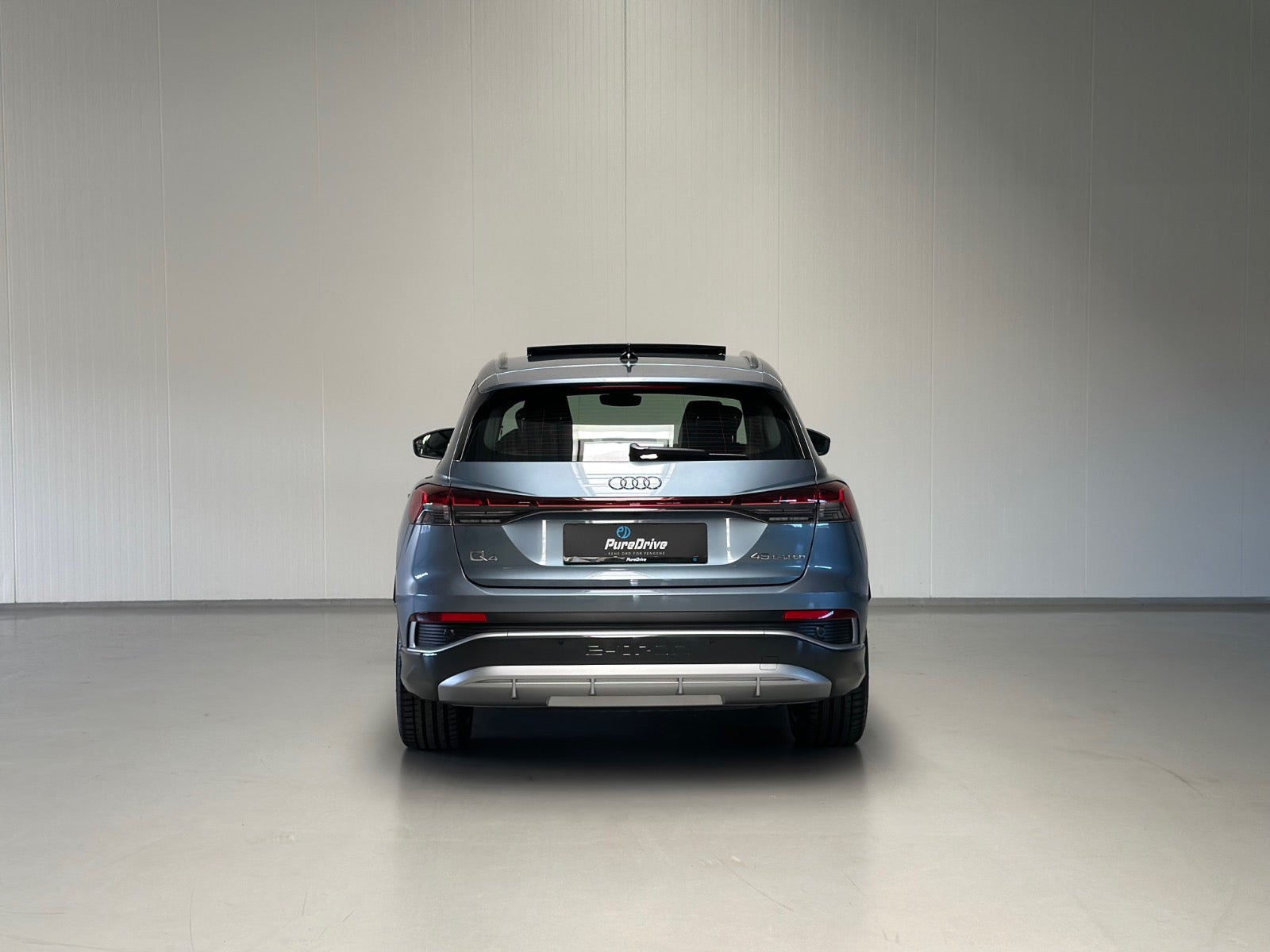 Blå Audi Q4 e-tron fra 2024