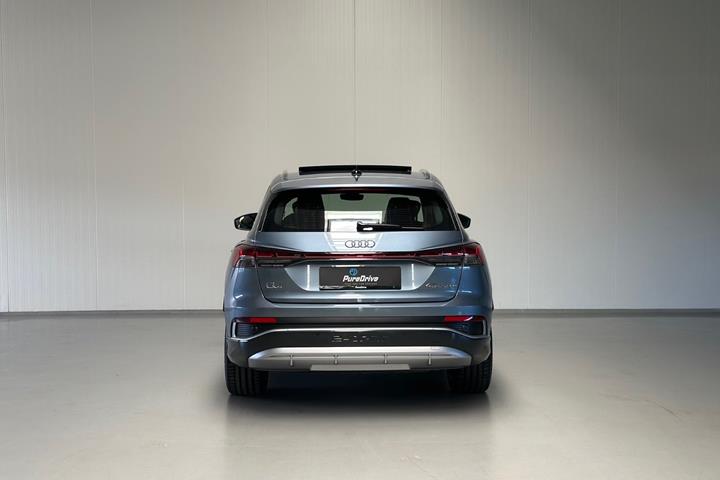 Blå Audi Q4 e-tron fra 2024