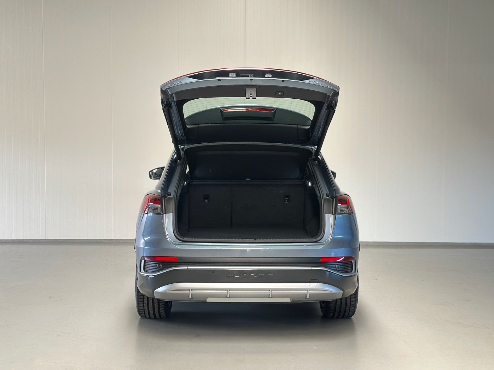 Blå Audi Q4 e-tron fra 2024