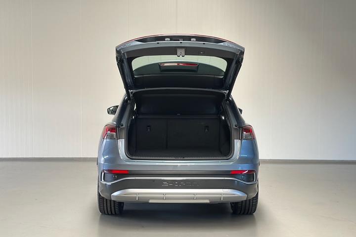 Blå Audi Q4 e-tron fra 2024