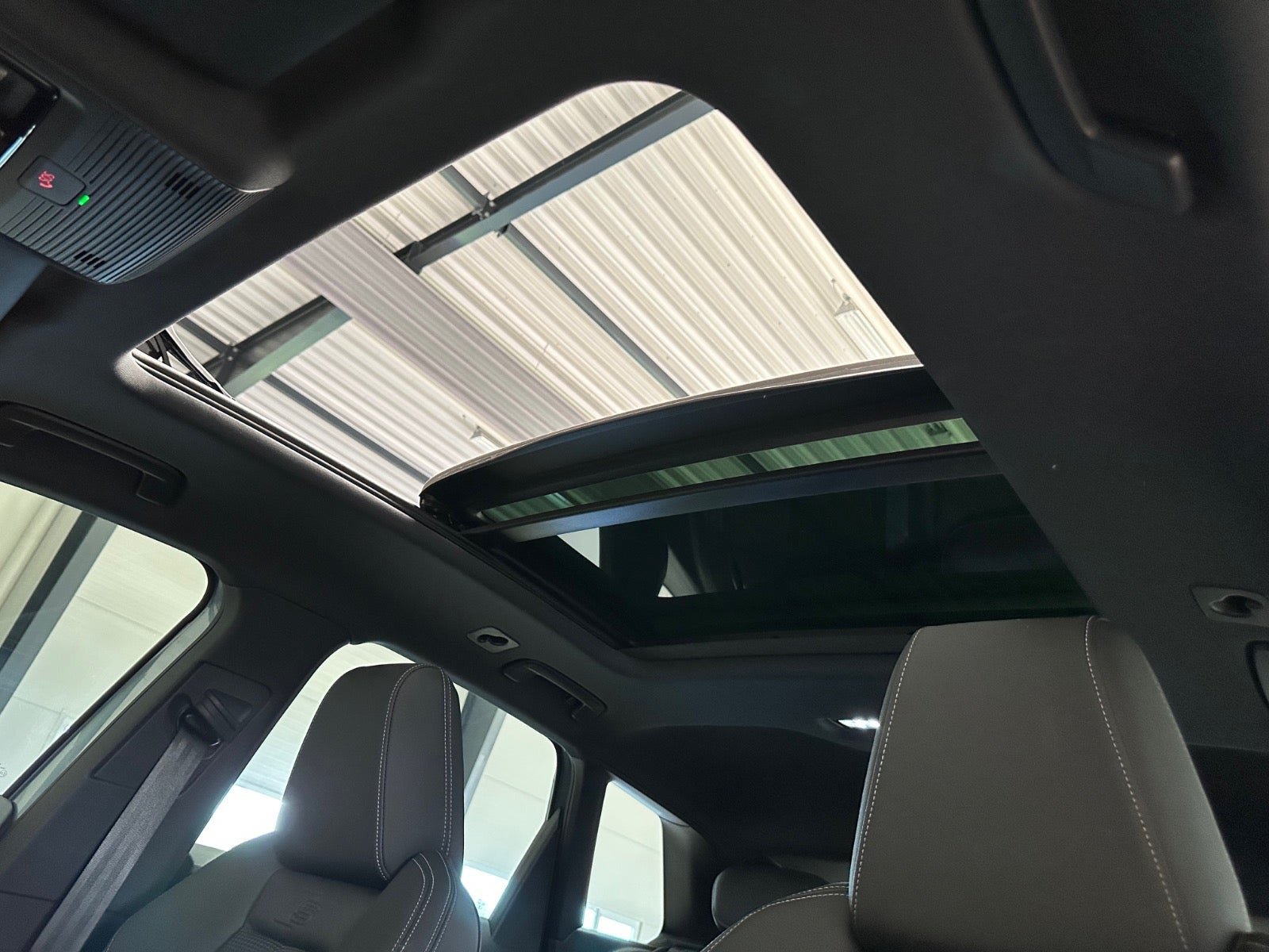 Blå Audi Q4 e-tron fra 2024