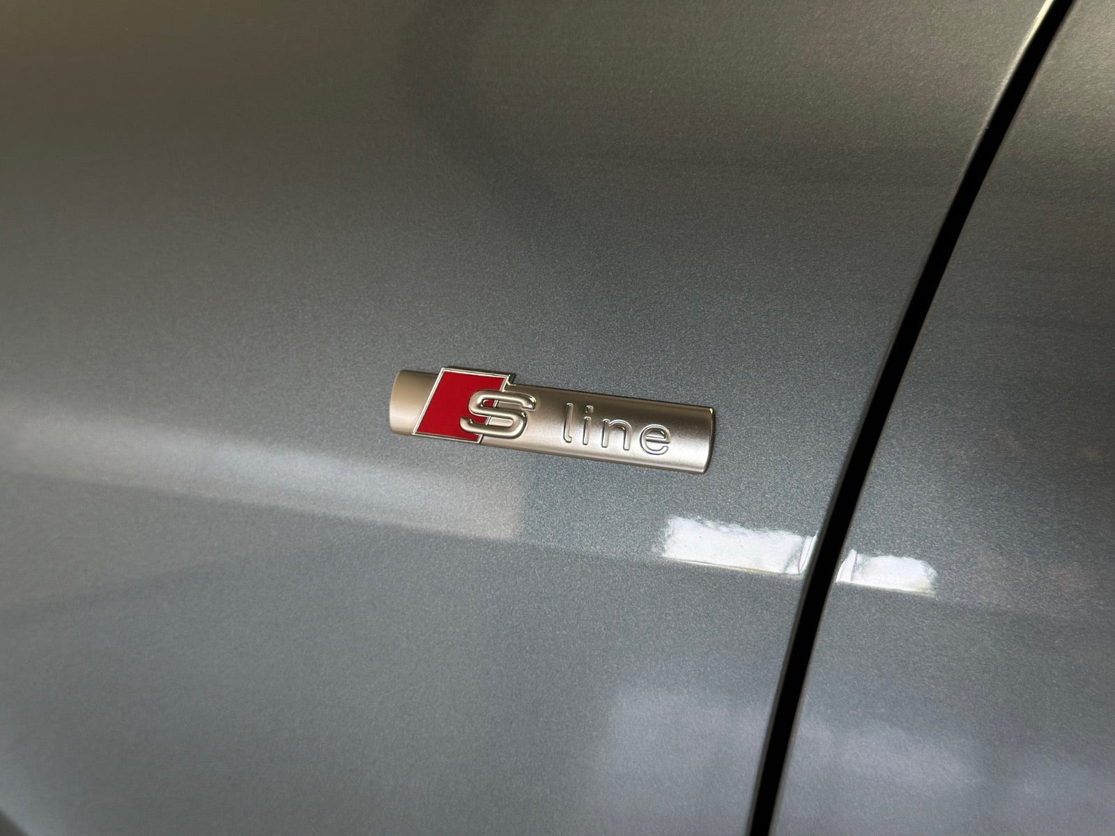 Blå Audi Q4 e-tron fra 2024