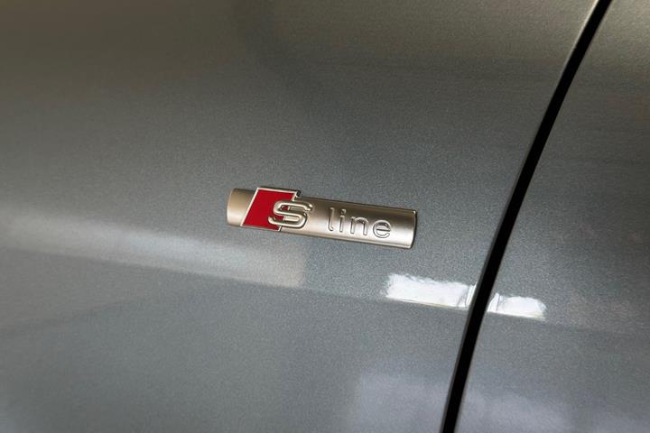 Blå Audi Q4 e-tron fra 2024