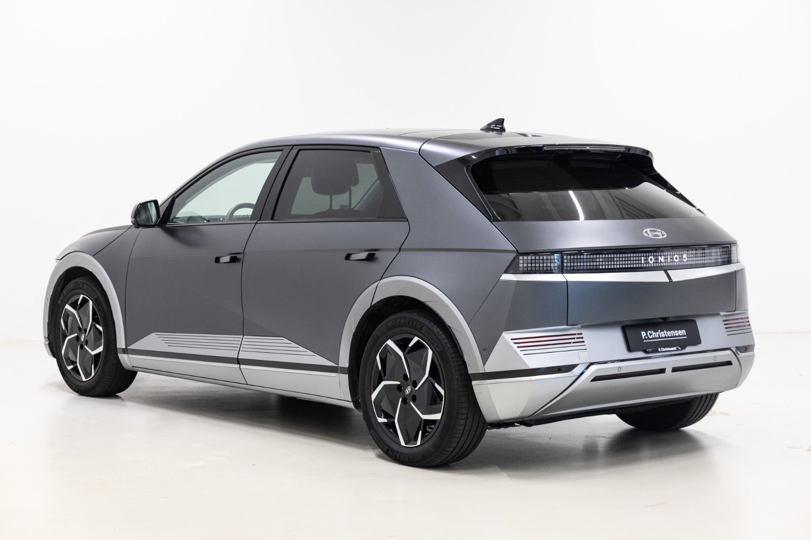 Grå Hyundai Ioniq 5 fra 2023
