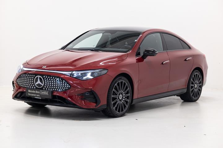 Rød Mercedes CLA250+ fra 2025 set udefra