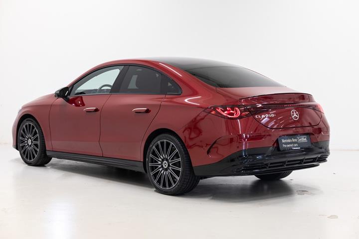 Rød Mercedes CLA250+ fra 2025