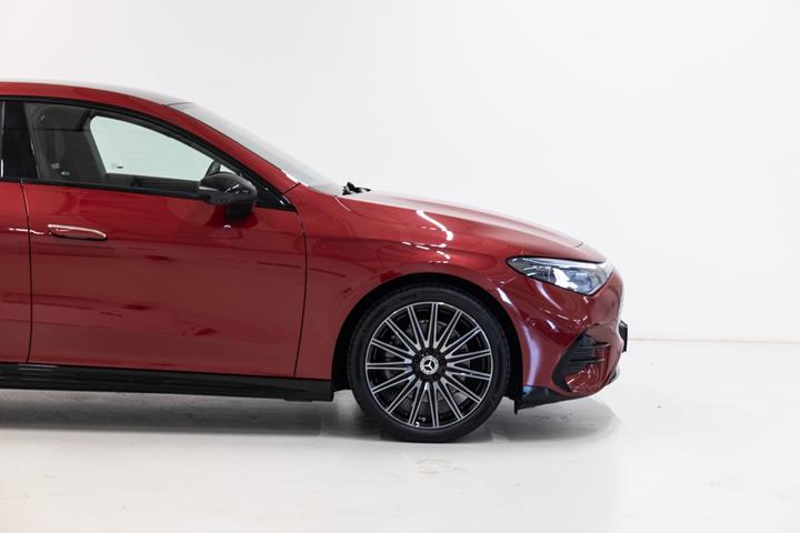 Rød Mercedes CLA250+ fra 2025