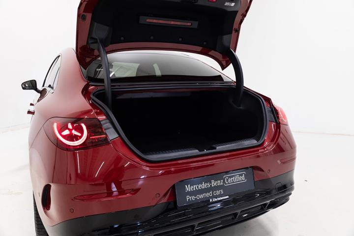Rød Mercedes CLA250+ fra 2025