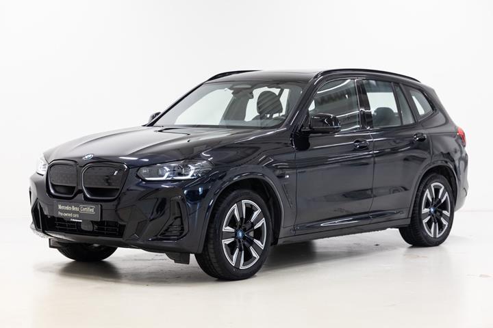 Blå BMW iX3 fra 2024 set udefra