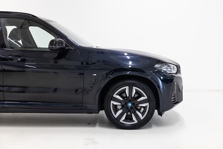 Blå BMW iX3 fra 2024