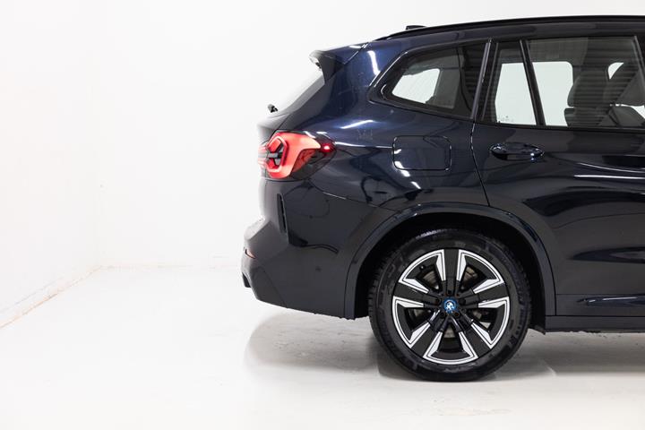 Blå BMW iX3 fra 2024