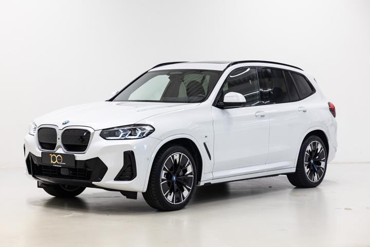 Hvid BMW iX3 fra 2022 set udefra