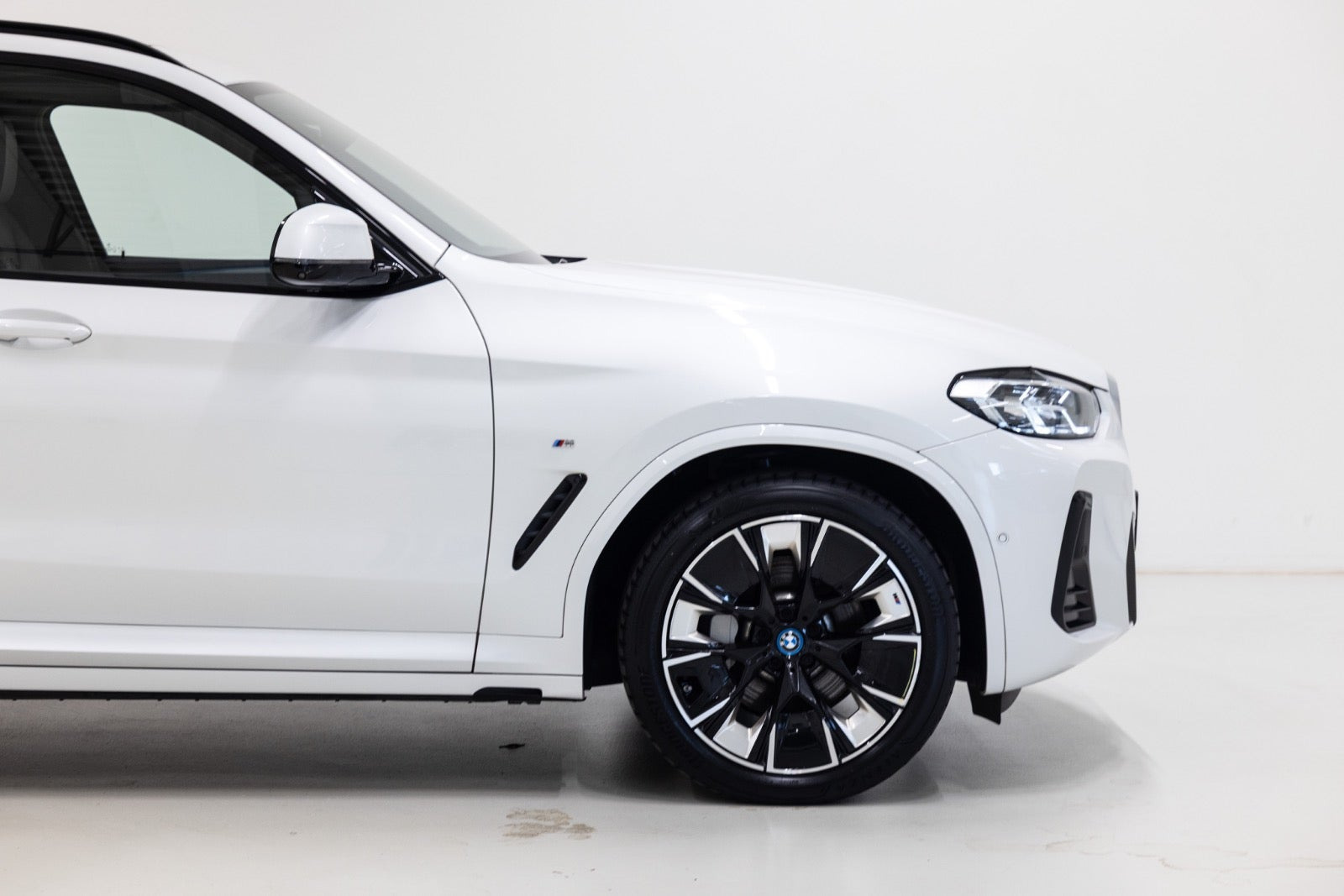 Hvid BMW iX3 fra 2022