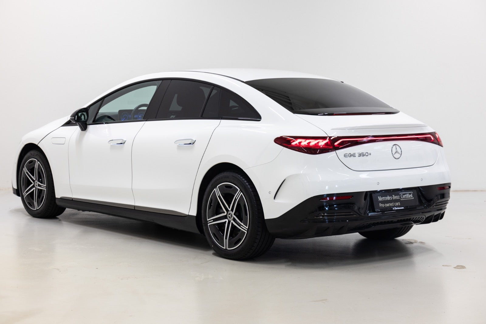 Hvid Mercedes EQE350+ fra 2026