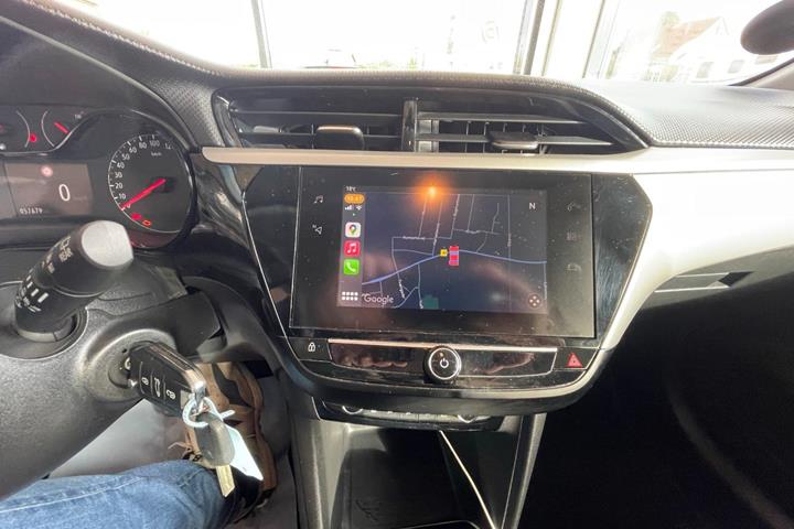 Grå Opel Corsa fra 2020