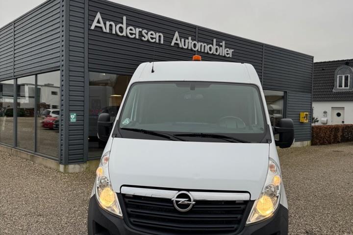 Hvid Opel Movano fra 2018