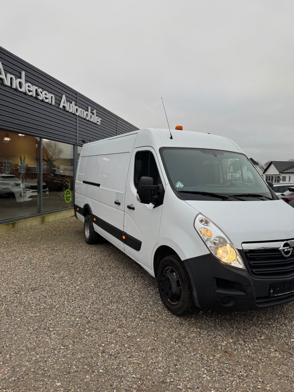 Hvid Opel Movano fra 2018