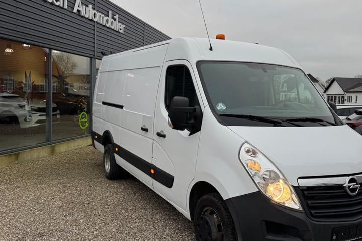 Hvid Opel Movano fra 2018