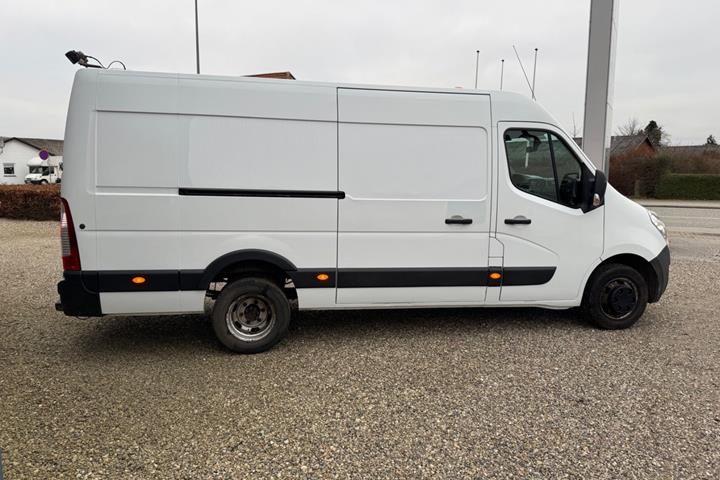 Hvid Opel Movano fra 2018