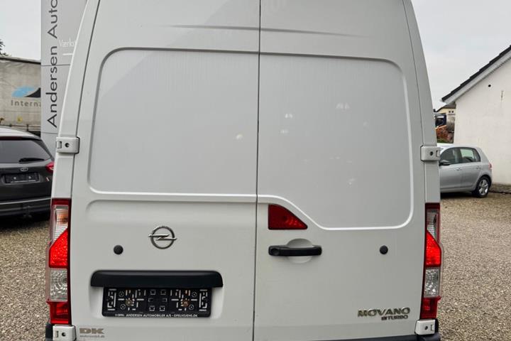 Hvid Opel Movano fra 2018