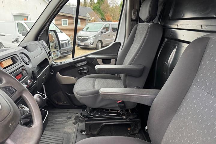 Hvid Opel Movano fra 2018