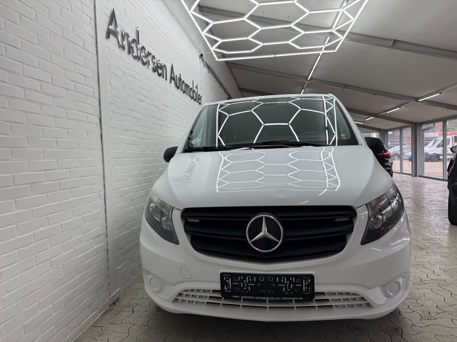 Hvid Mercedes Vito 114 fra 2023