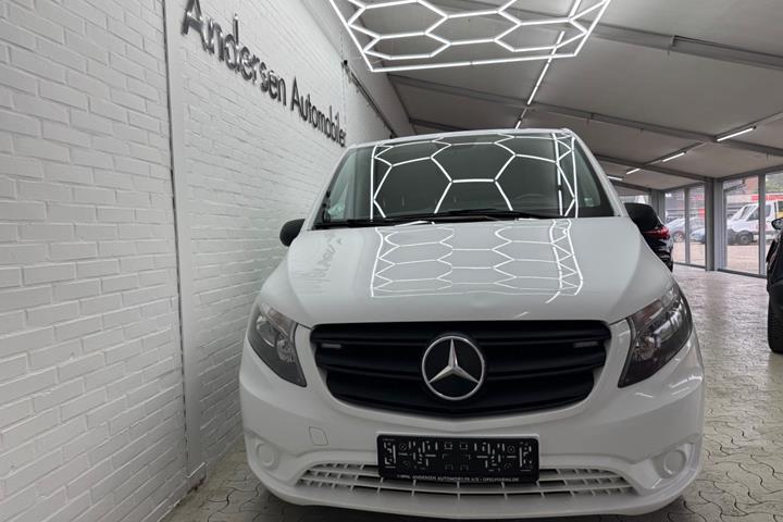 Hvid Mercedes Vito 114 fra 2023