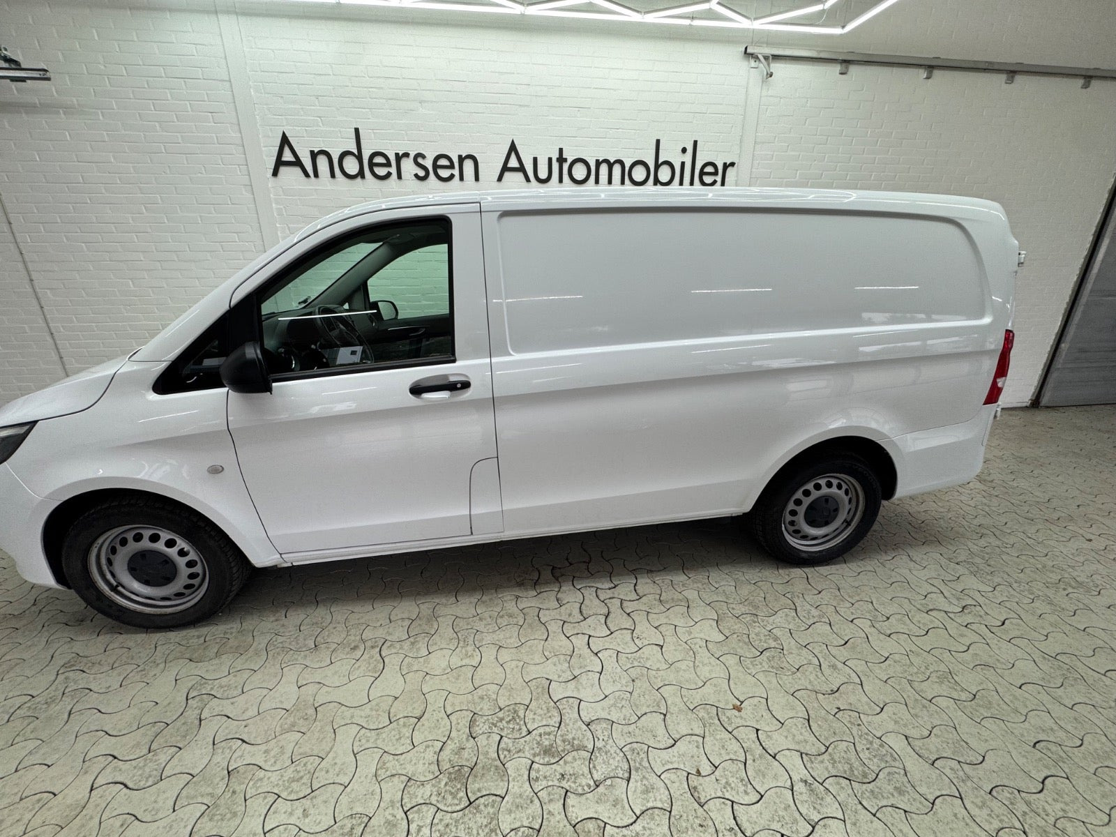 Hvid Mercedes Vito 114 fra 2023