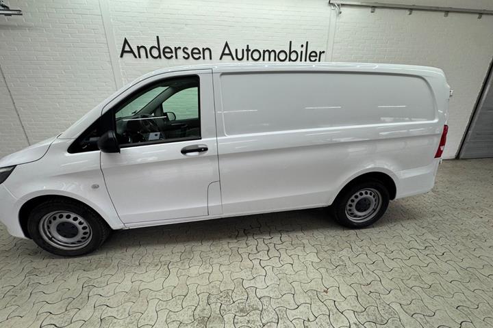 Hvid Mercedes Vito 114 fra 2023