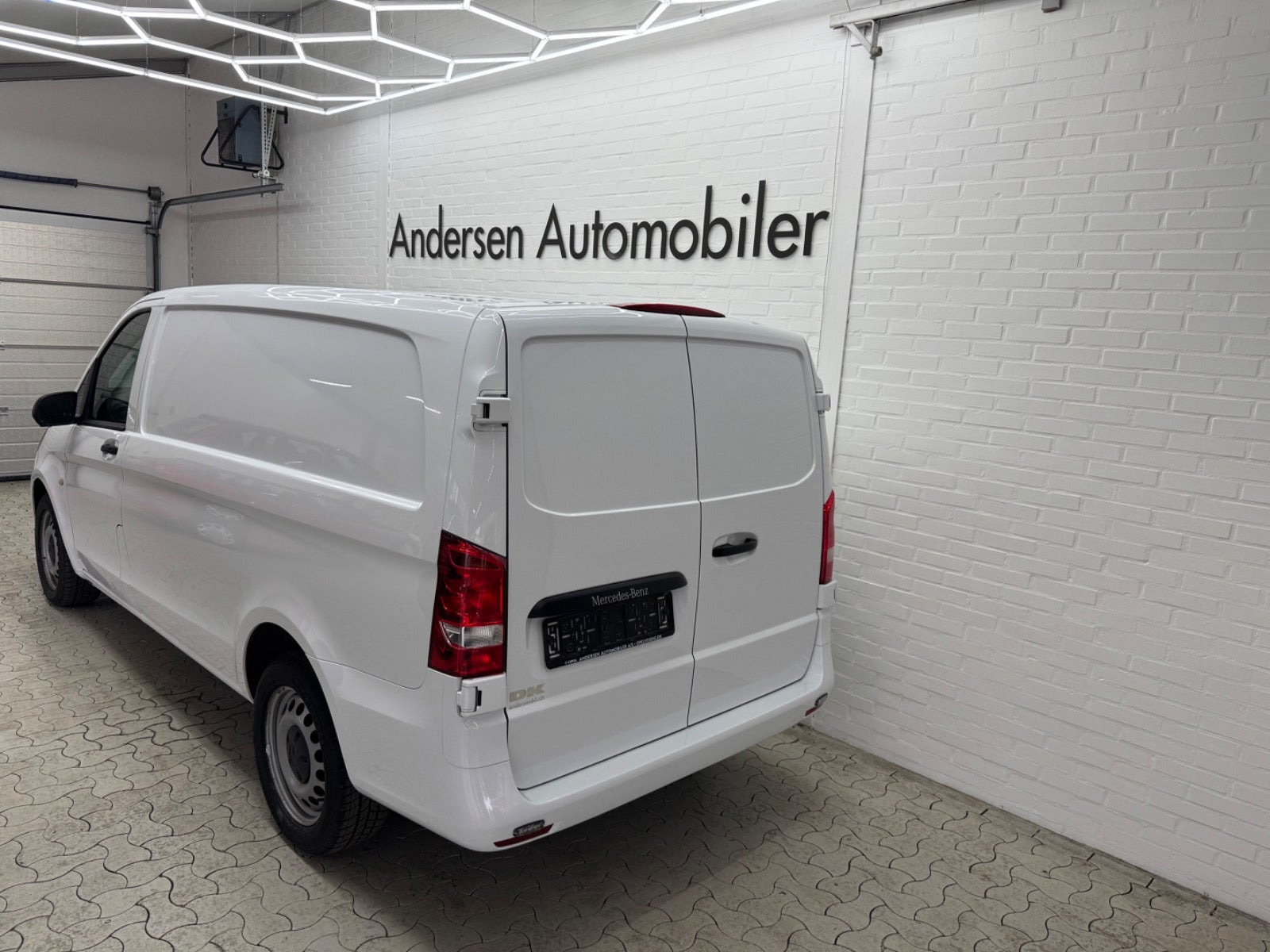 Hvid Mercedes Vito 114 fra 2023