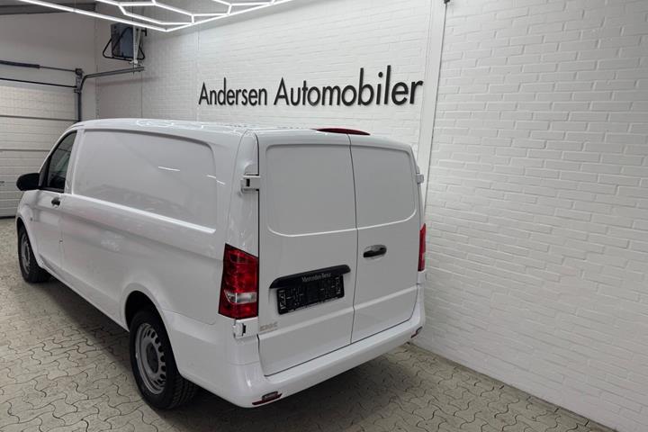 Hvid Mercedes Vito 114 fra 2023