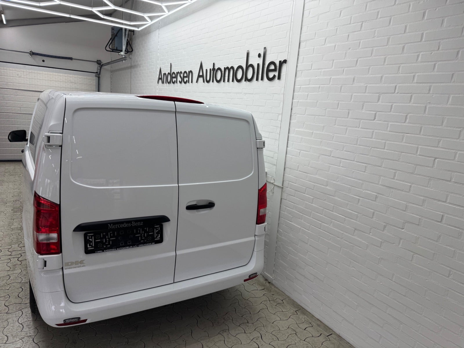 Hvid Mercedes Vito 114 fra 2023