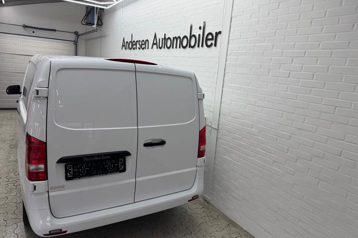 Hvid Mercedes Vito 114 fra 2023