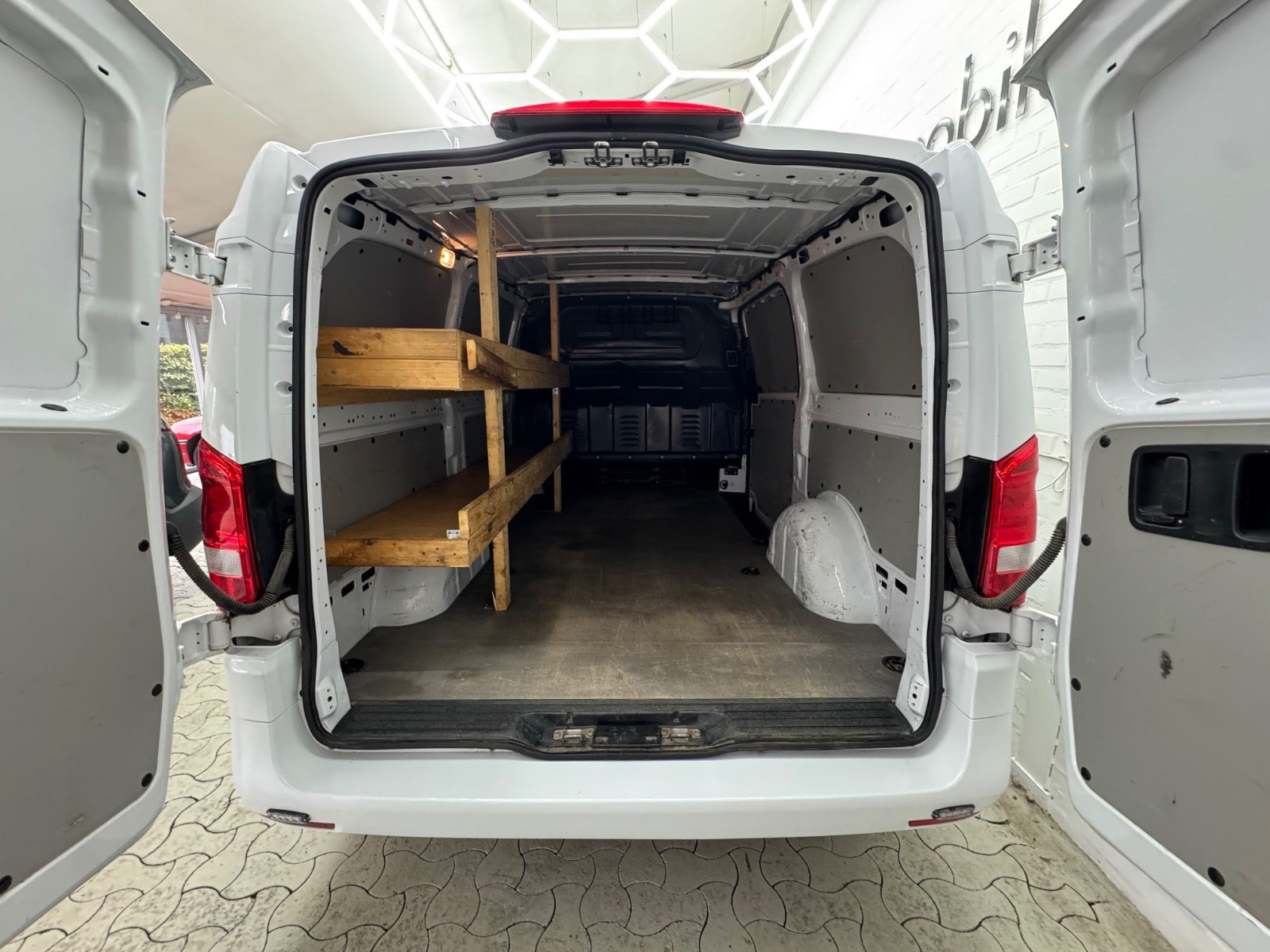 Hvid Mercedes Vito 114 fra 2023