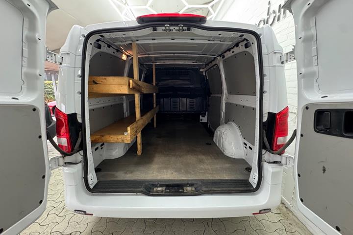 Hvid Mercedes Vito 114 fra 2023