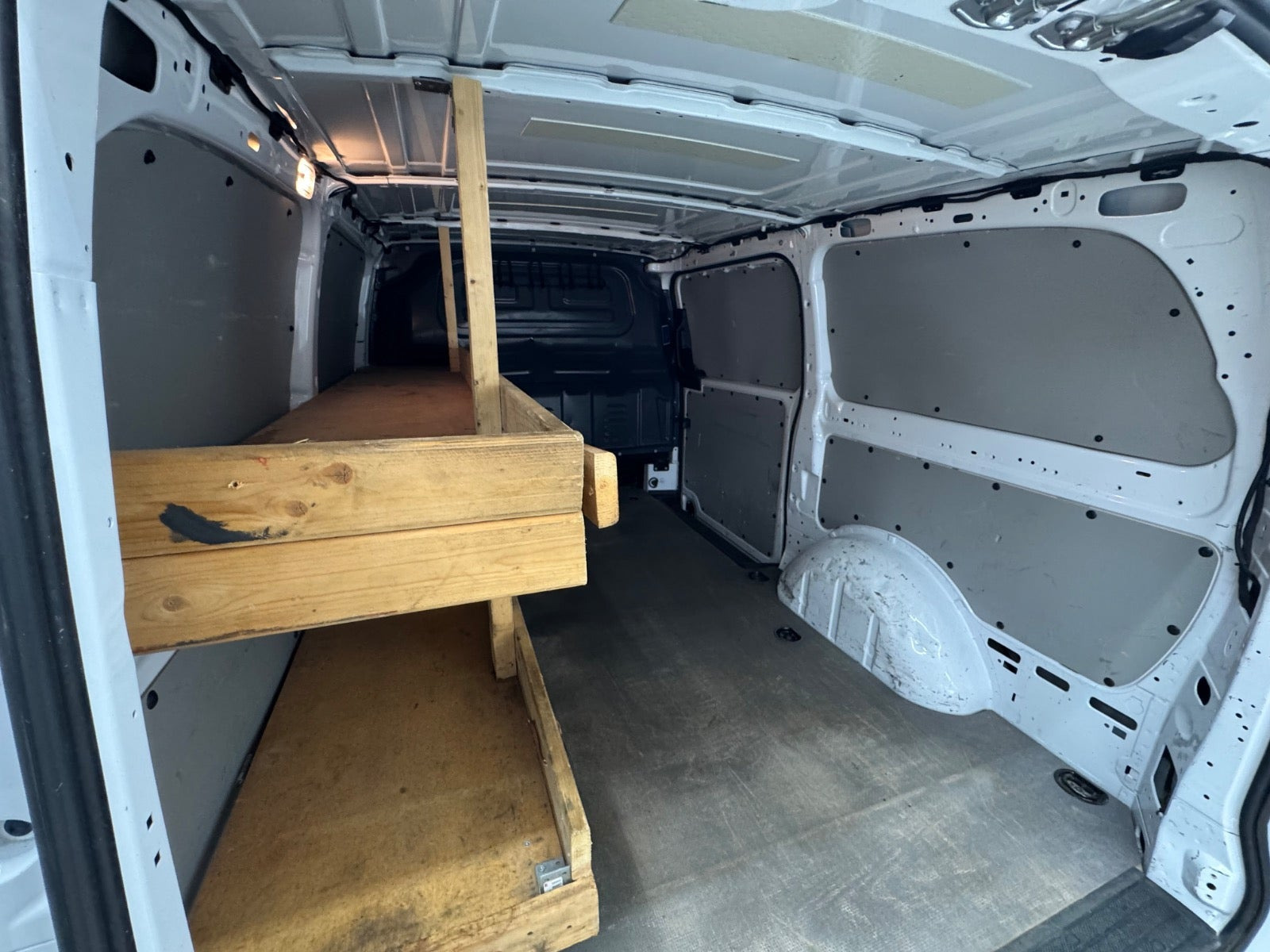 Hvid Mercedes Vito 114 fra 2023