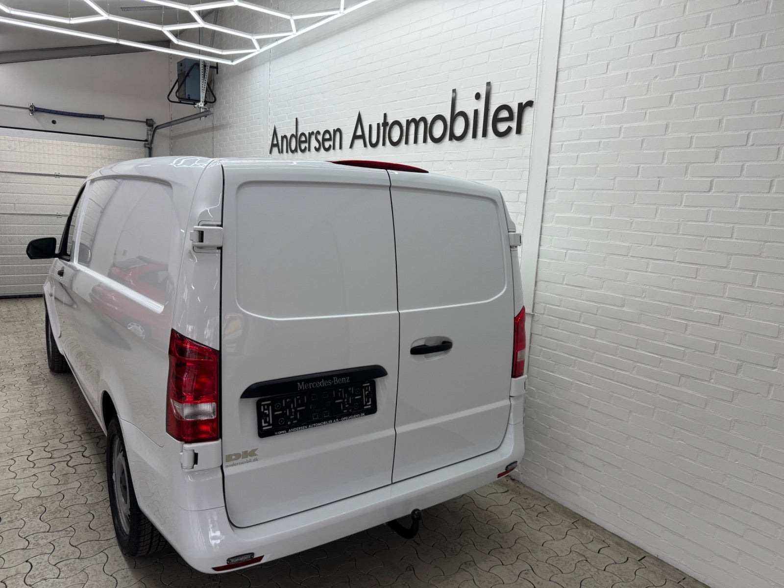 Hvid Mercedes Vito 114 fra 2023