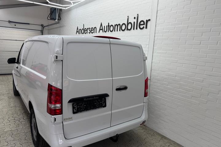 Hvid Mercedes Vito 114 fra 2023