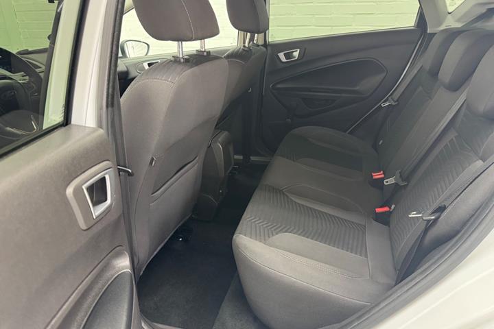 Hvid Ford Fiesta fra 2015