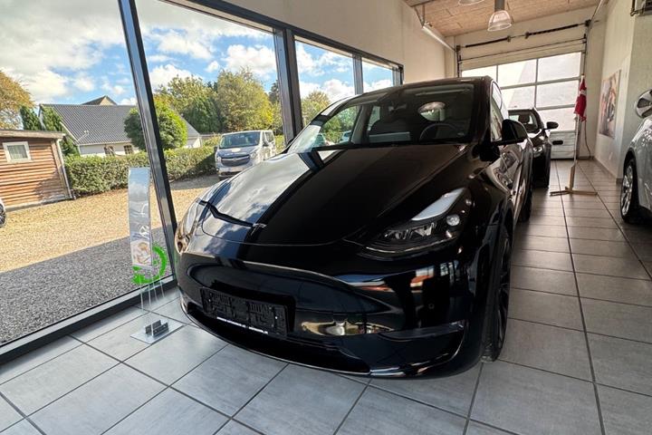 Sort Tesla Model Y fra 2022