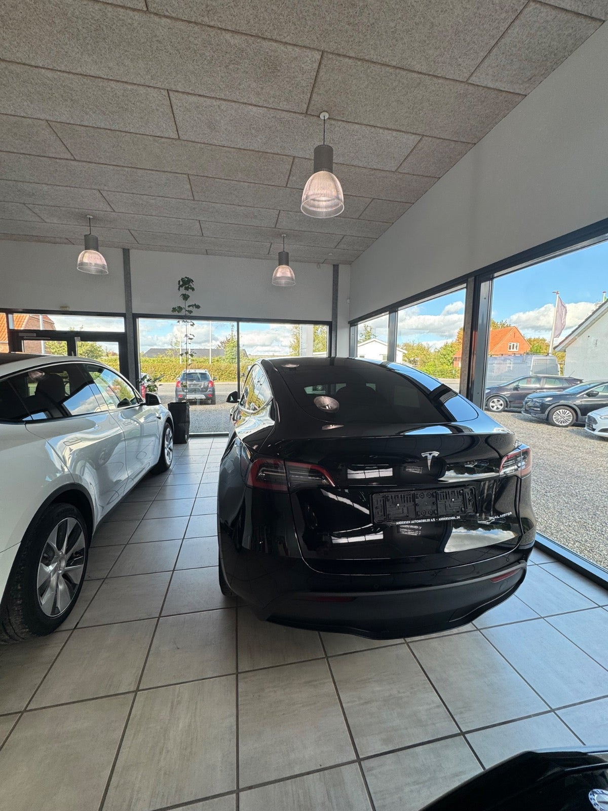 Sort Tesla Model Y fra 2022