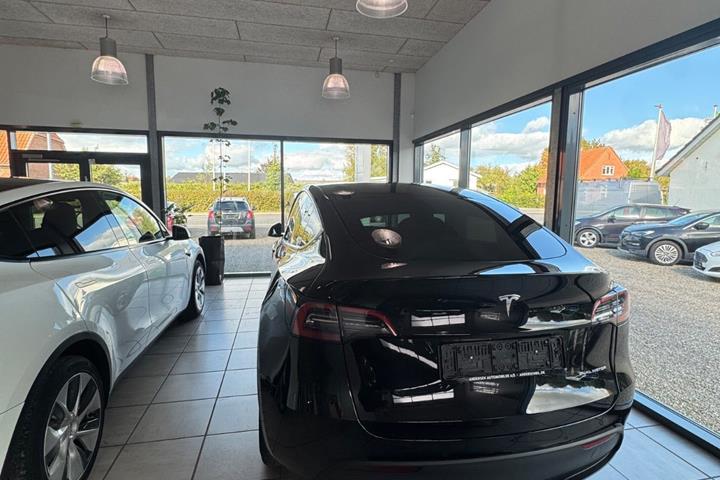 Sort Tesla Model Y fra 2022