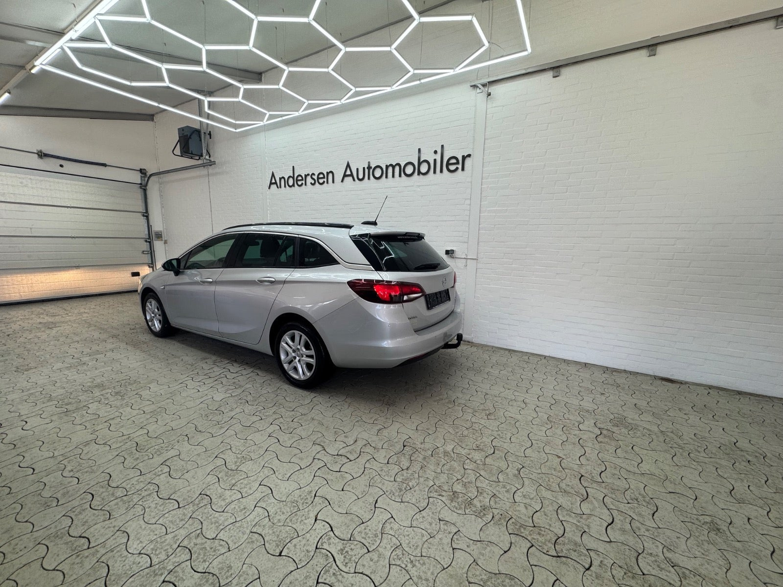 Sølv Opel Astra fra 2017