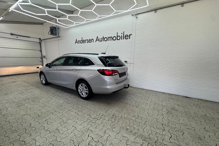 Sølv Opel Astra fra 2017