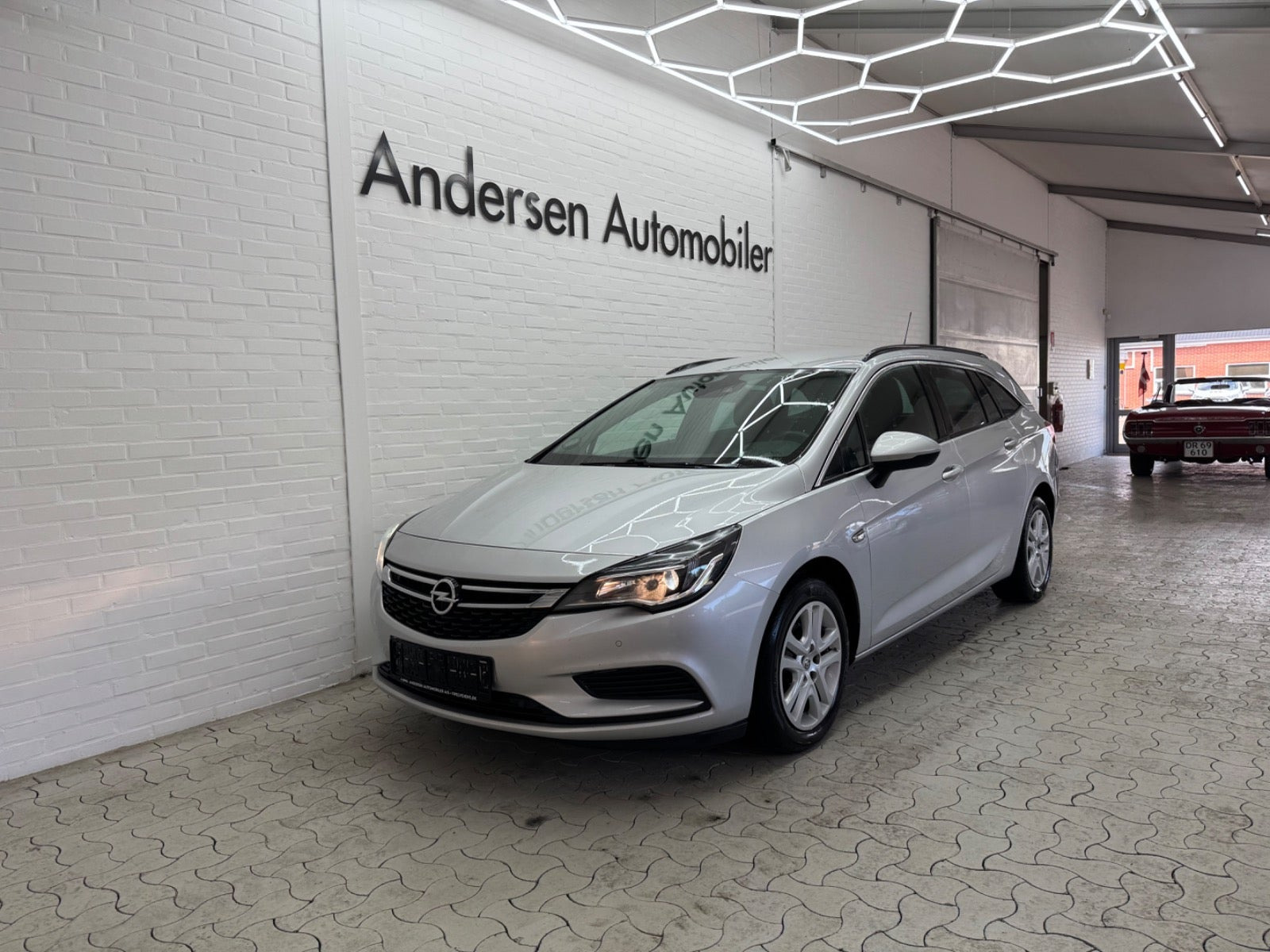 Sølv Opel Astra fra 2017