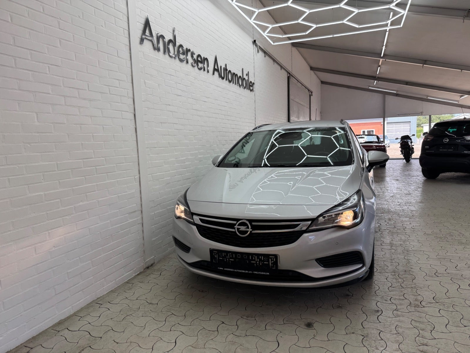 Sølv Opel Astra fra 2017