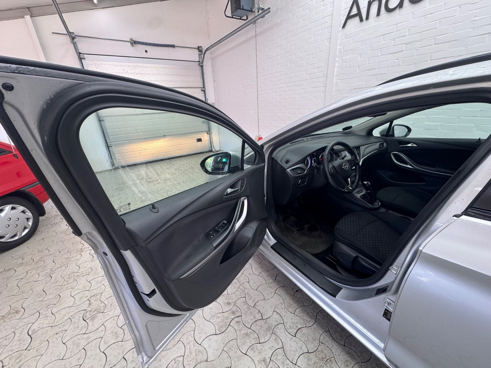 Sølv Opel Astra fra 2017