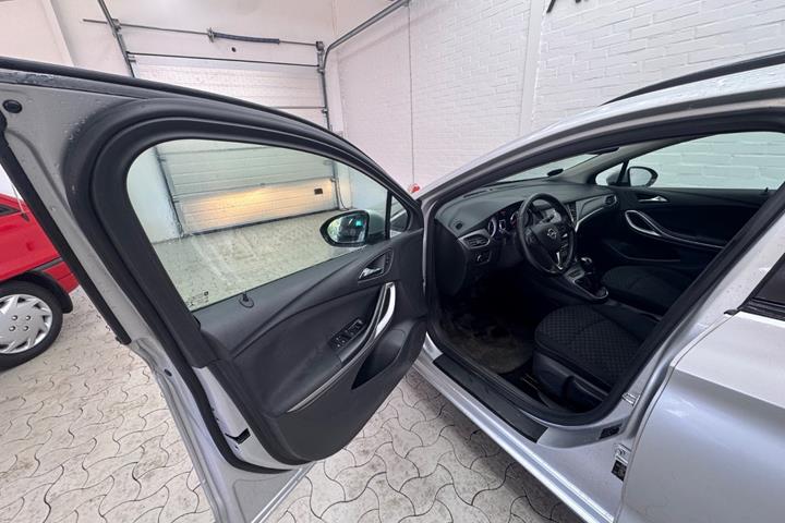 Sølv Opel Astra fra 2017