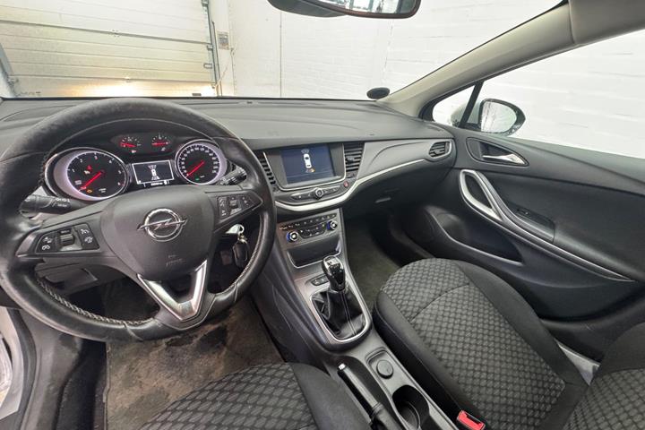 Sølv Opel Astra fra 2017